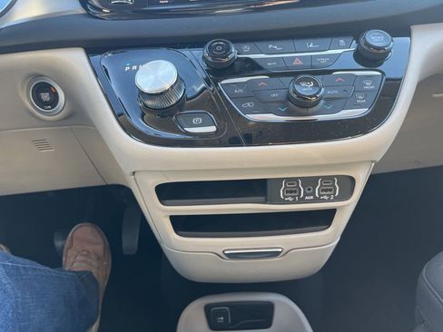 Used 2023 Chrysler Pacifica Touring-L image 12