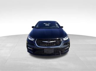 Used 2025 Chrysler Pacifica Select video 2