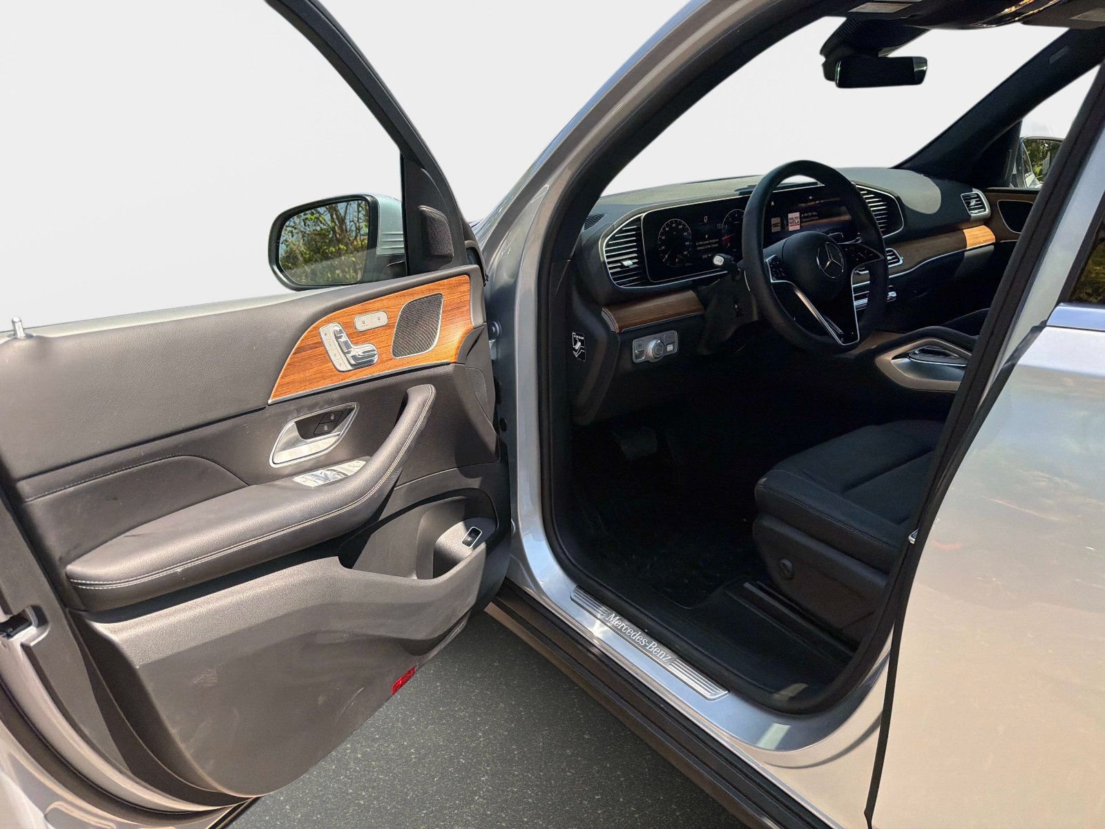 Certified 2025 Mercedes-Benz GLE 350 4MATIC w/ Winter Package image 19