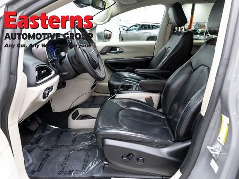 Used 2022 Chrysler Pacifica Touring-L image 14