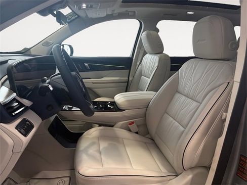 Used 2025 Buick Enclave Avenir w/ Super Cruise Package image 7