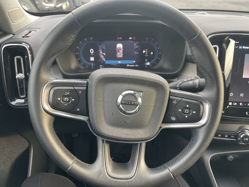 Used 2025 Volvo XC40 B5 Core image 40