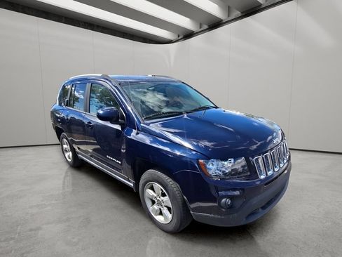 Used 2017 Jeep Compass Latitude FWD image 12