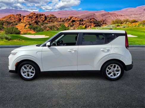 Certified 2022 Kia Soul LX w/ Technology Package image 8