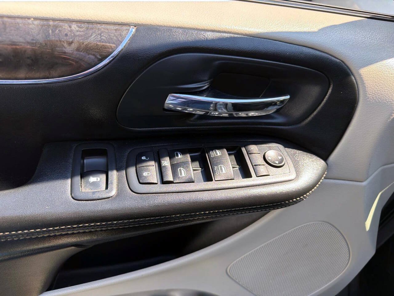 Used 2012 Chrysler Town & Country Touring w/ Entertainment Group #1 FWD image 11