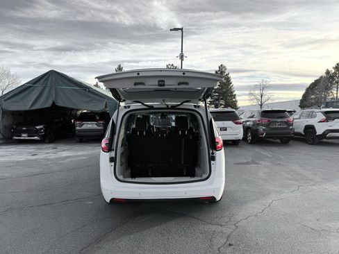 Used 2023 Chrysler Pacifica Touring-L image 8