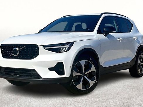 Used 2025 Volvo XC40 B5 Plus image 15