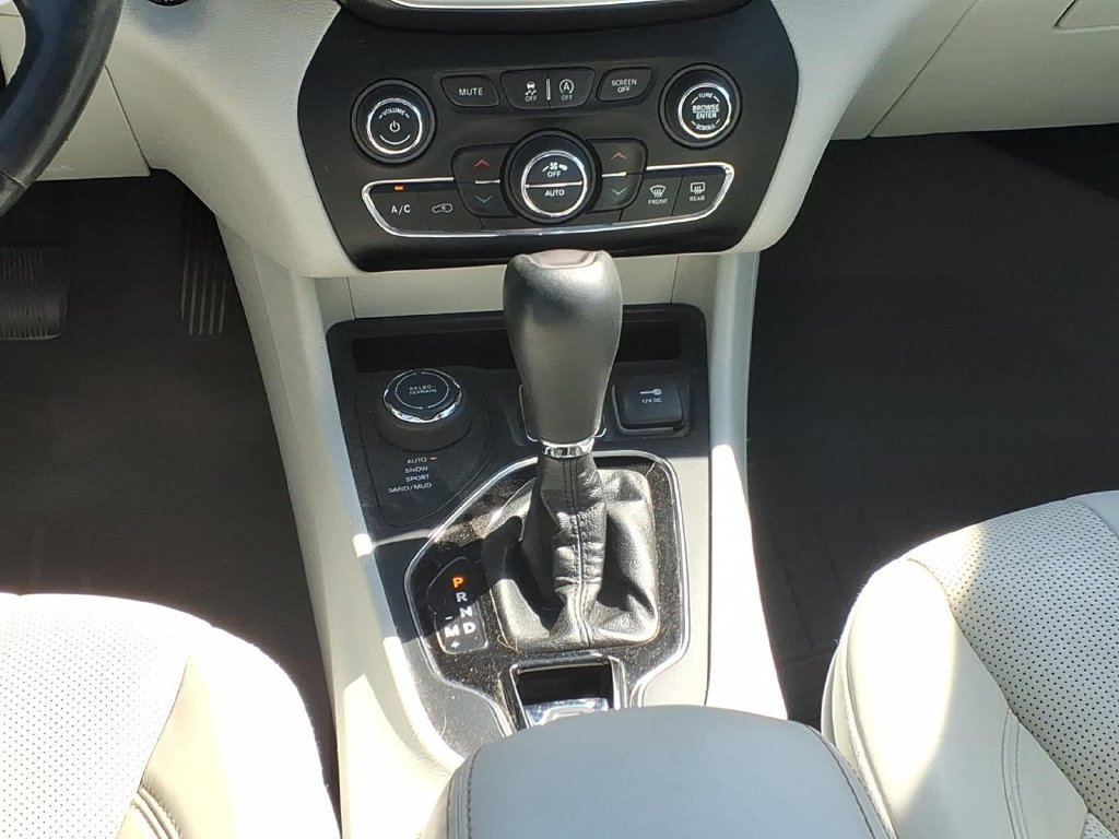 Used 2019 Jeep Cherokee Limited AWD/4WD image 13