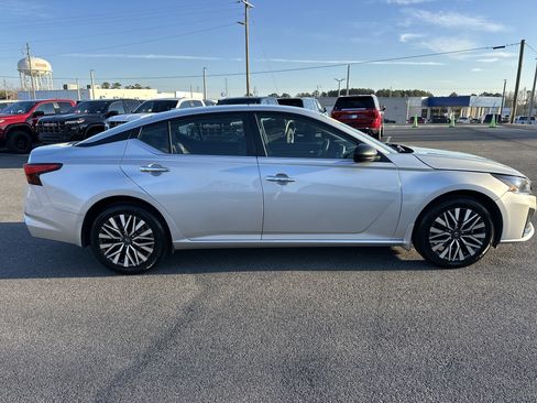 Used 2024 Nissan Altima 2.5 SV image 4