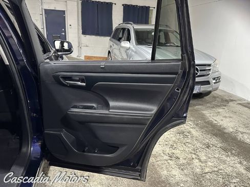 Used 2020 Toyota Highlander XLE AWD/4WD image 24
