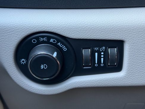 Used 2021 Chrysler Pacifica Touring-L FWD image 36
