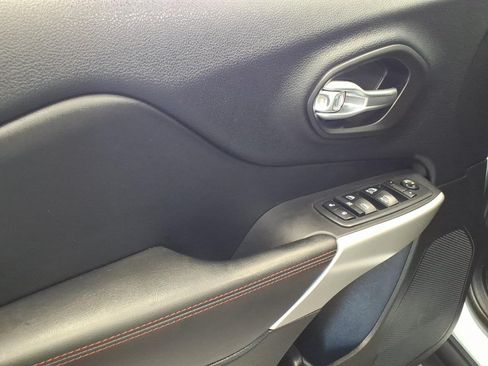 Used 2018 Jeep Cherokee Trailhawk w/ Comfort & Convenience Group AWD/4WD image 8