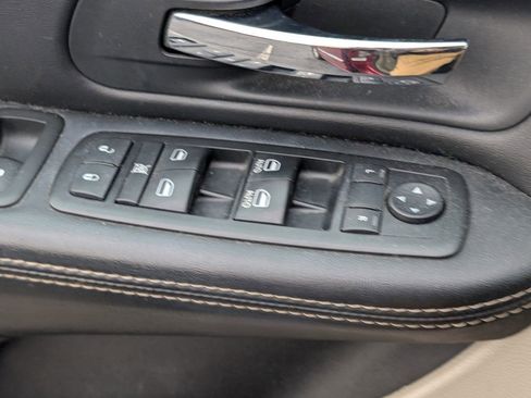 Used 2014 Chrysler Town & Country Touring image 12