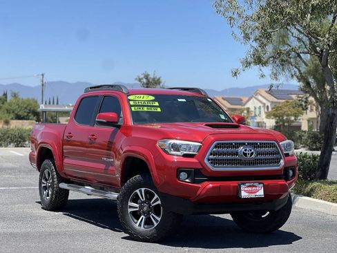 Used 2017 Toyota Tacoma TRD Sport AWD/4WD image 1