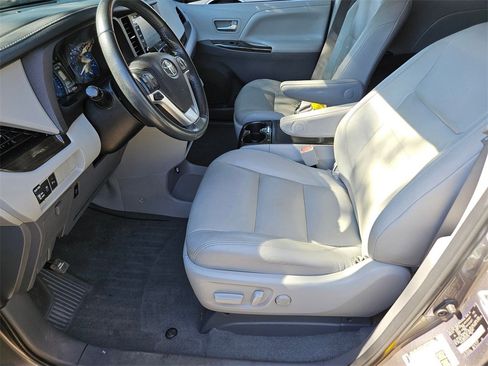 Used 2020 Toyota Sienna XLE image 14