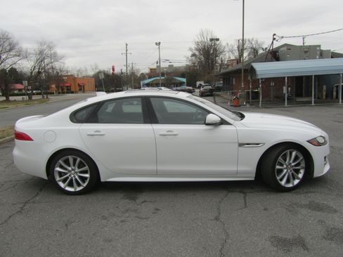 Used 2016 Jaguar XF R-Sport image 11