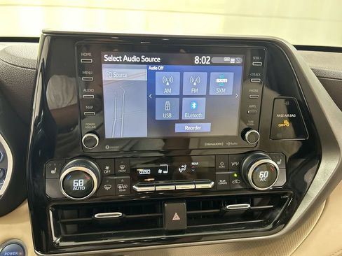 Used 2021 Toyota Highlander XLE AWD/4WD image 14