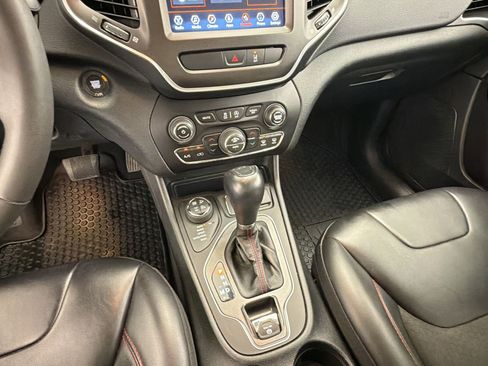 Used 2022 Jeep Cherokee Trailhawk image 22