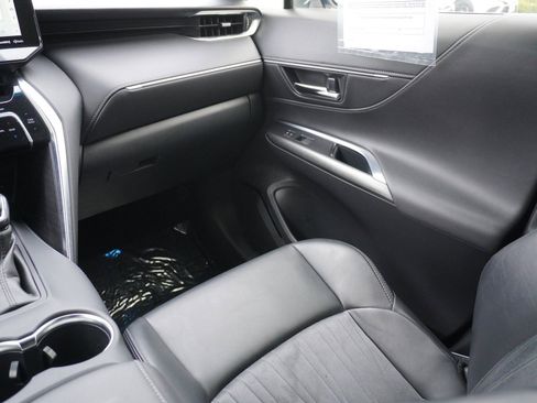 Used 2021 Toyota Venza XLE w/ Carpet Mat Package (TMS) image 17