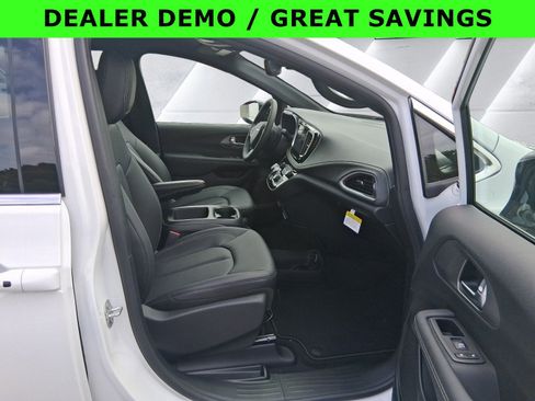 New 2026 Chrysler Pacifica Select image 16