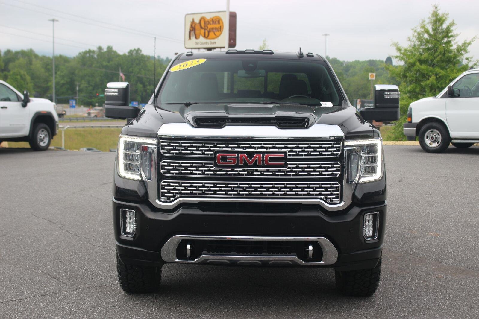 Used 2023 GMC Sierra 2500 Denali AWD/4WD image 2