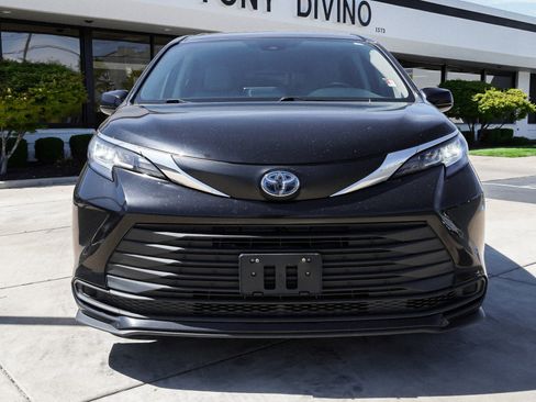 Used 2023 Toyota Sienna LE AWD/4WD image 3