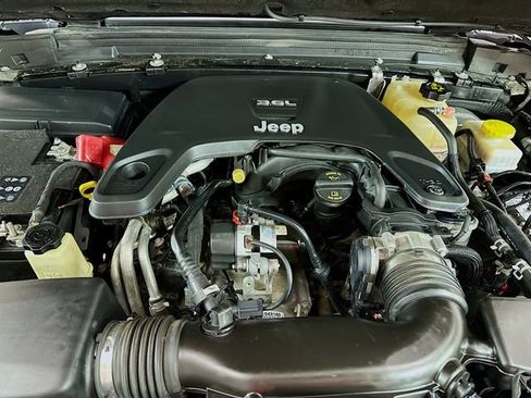Used 2021 Jeep Wrangler Unlimited Sahara AWD/4WD image 30