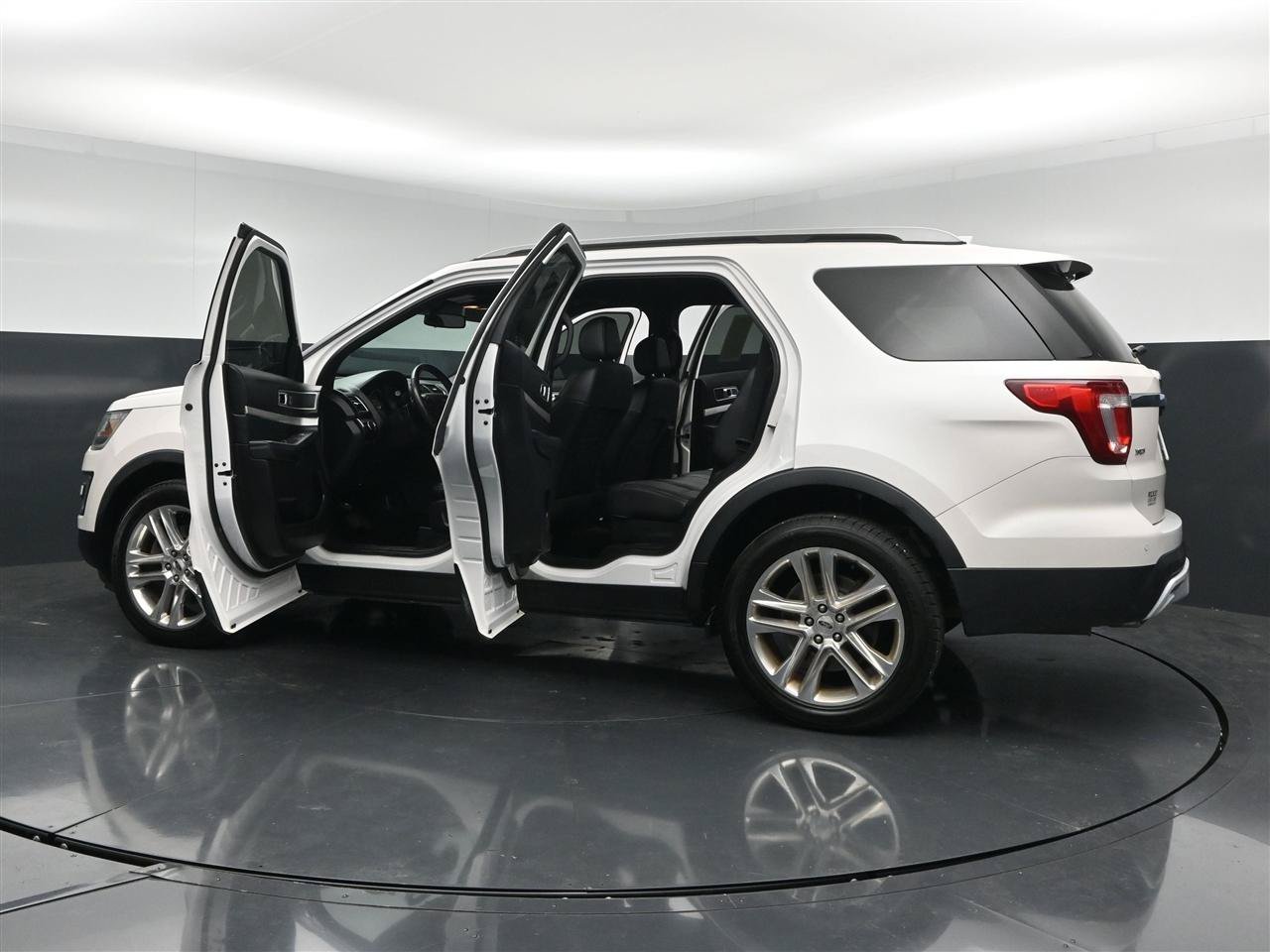 Used 2017 Ford Explorer XLT w/ Equipment Group 202A AWD/4WD image 38
