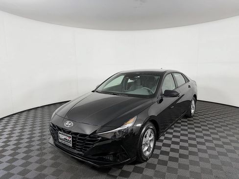 Used 2022 Hyundai Elantra SE FWD image 2