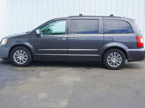Used 2016 Chrysler Town & Country Touring-L FWD image 3