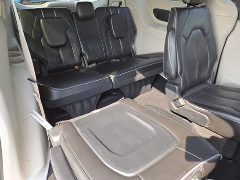 Used 2020 Chrysler Pacifica Limited FWD image 24
