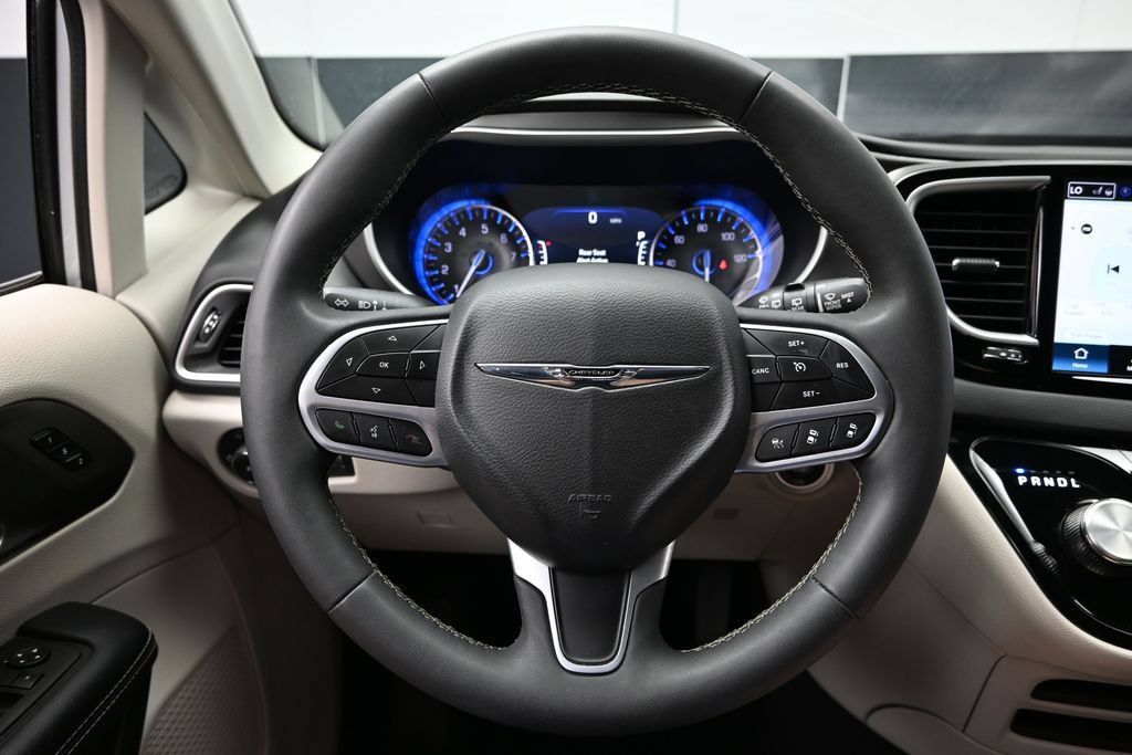 Used 2024 Chrysler Pacifica Touring-L FWD image 24