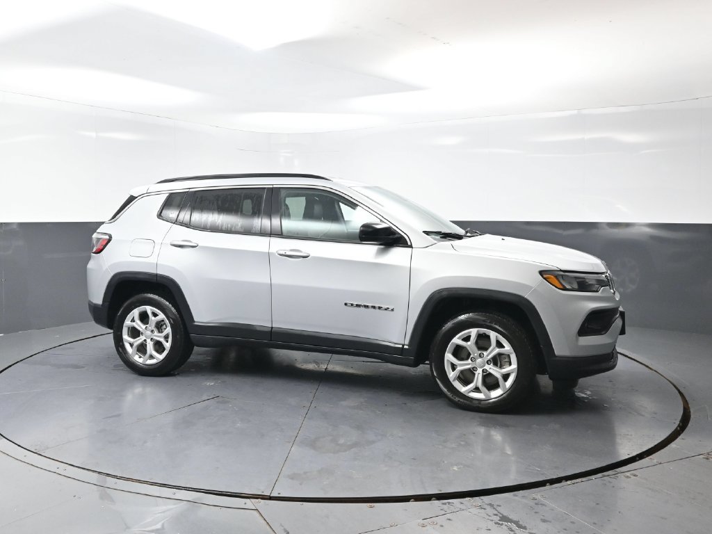 Used 2024 Jeep Compass Latitude AWD/4WD image 4