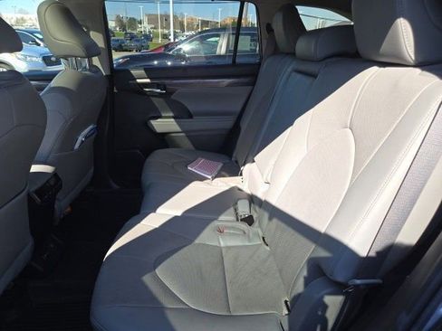 Used 2022 Toyota Highlander Limited image 11