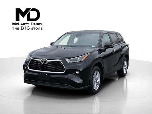 Used 2024 Toyota Highlander LE image 2