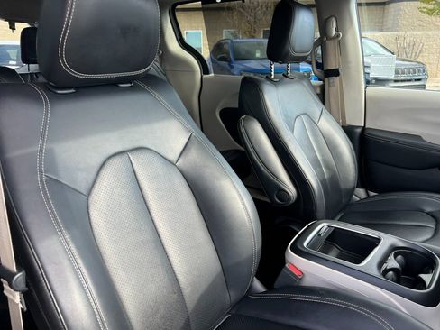 Certified 2024 Chrysler Pacifica Touring-L image 14