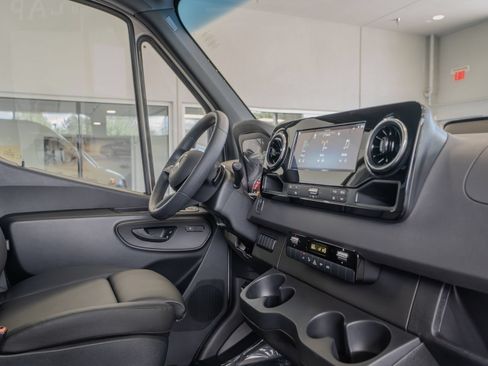 Used 2025 Mercedes-Benz Sprinter 2500 image 17