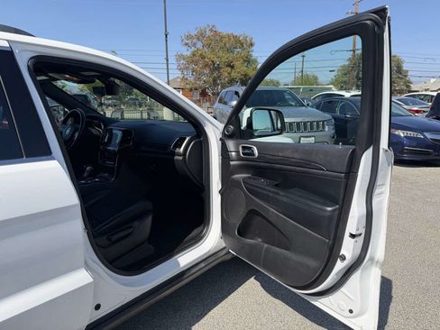 Used 2020 Jeep Grand Cherokee Laredo w/ Laredo X Package RWD image 37