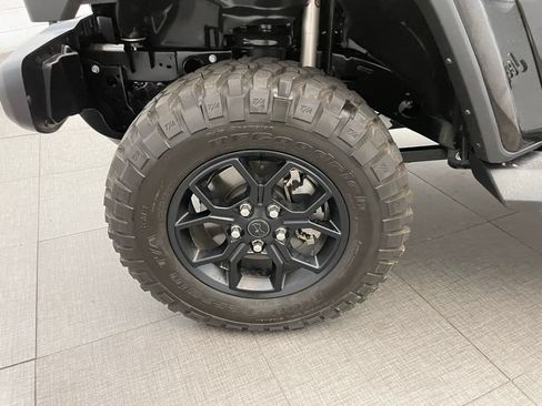 Certified 2025 Jeep Gladiator Mojave AWD/4WD image 9