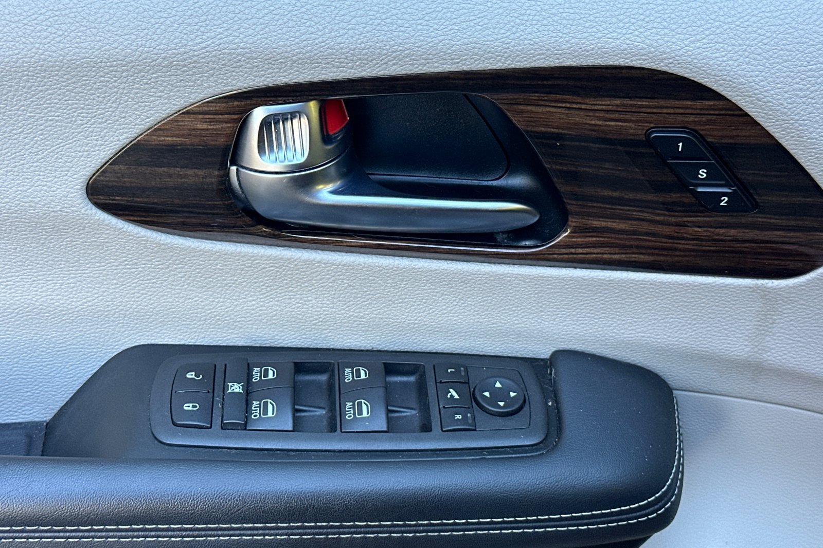 Used 2023 Chrysler Pacifica Limited FWD image 14