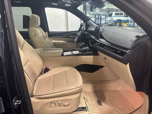 Used 2023 Cadillac Escalade ESV Premium Luxury w/ Performance Package AWD/4WD image 24