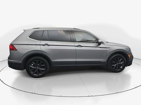 Used 2022 Volkswagen Tiguan SE w/ Panoramic Sunroof Package image 11