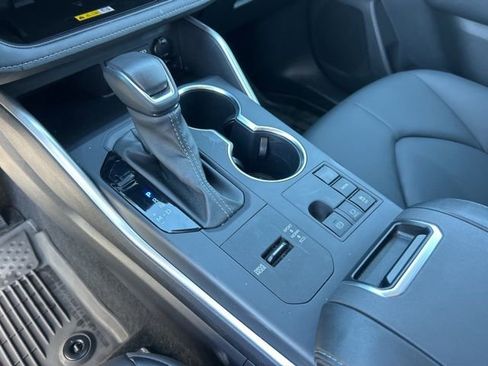 Used 2025 Toyota Highlander XLE image 29