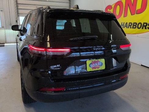 Used 2023 Jeep Grand Cherokee Altitude AWD/4WD image 36