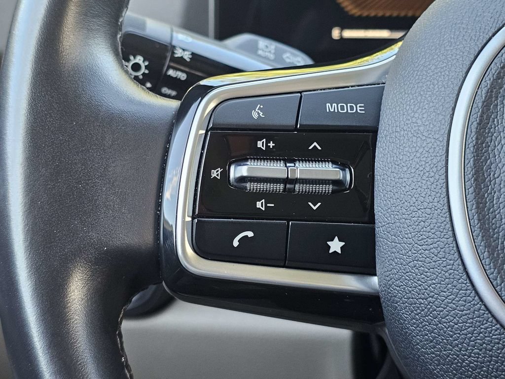 Used 2025 Kia Carnival FWD image 25