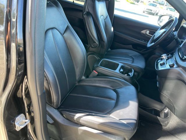Used 2025 Chrysler Pacifica Select FWD image 18
