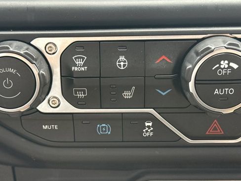 Used 2023 Jeep Wrangler Unlimited Sahara w/ Cold Weather Group AWD/4WD image 17