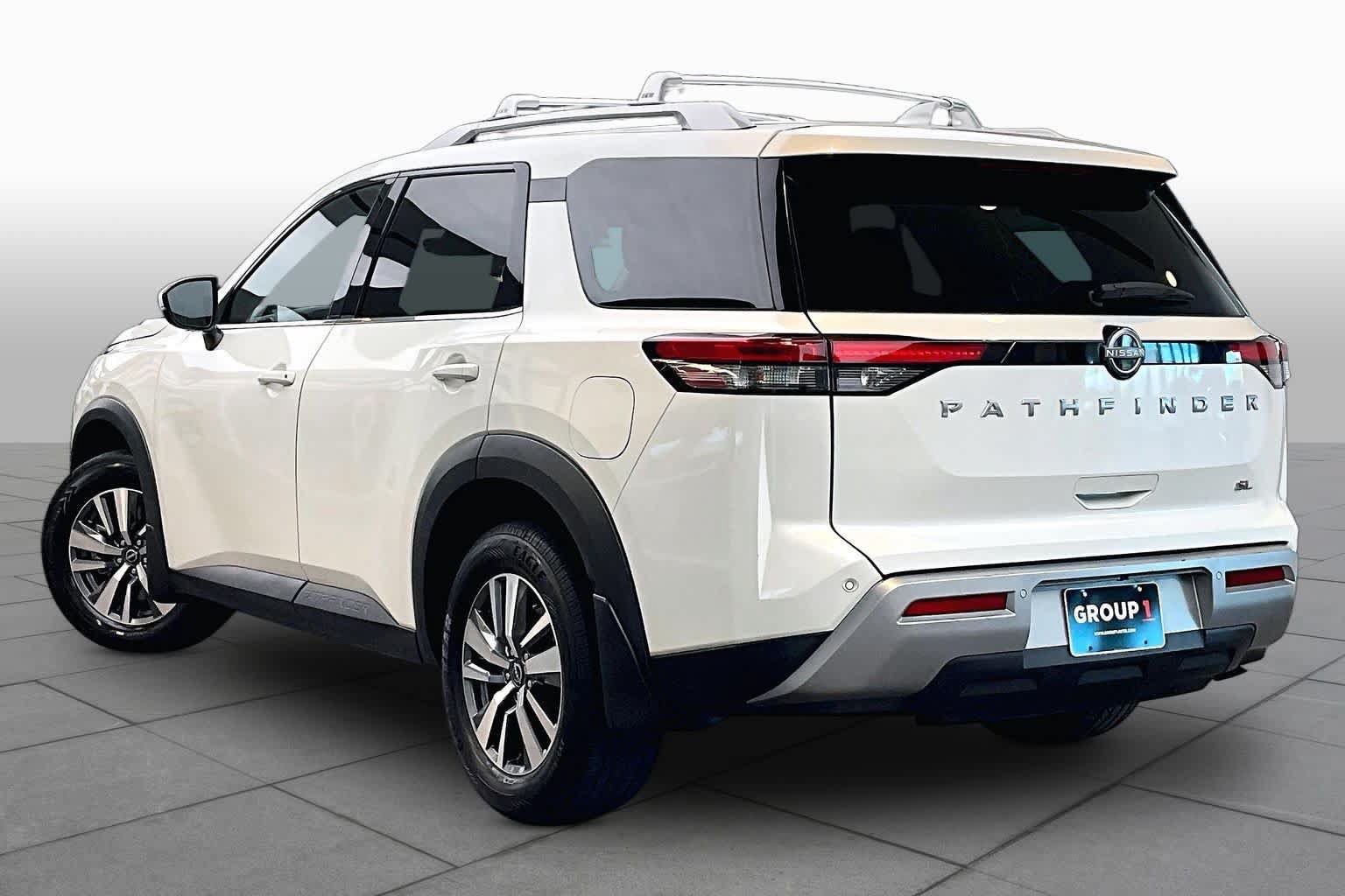Used 2024 Nissan Pathfinder SL FWD image 12