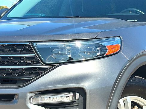 Used 2021 Ford Explorer XLT w/ Equipment Group 202A image 4