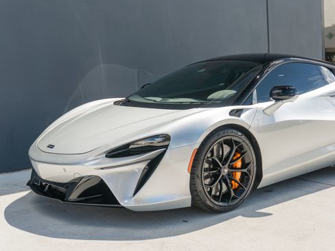 Used 2023 McLaren Artura RWD image 21